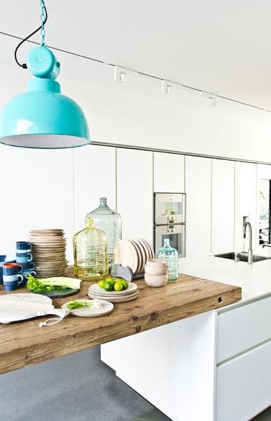Moderne keuken met houten werkblad