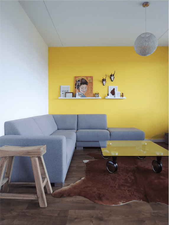 Gele wand in het huis van blogger Leonie Koenders