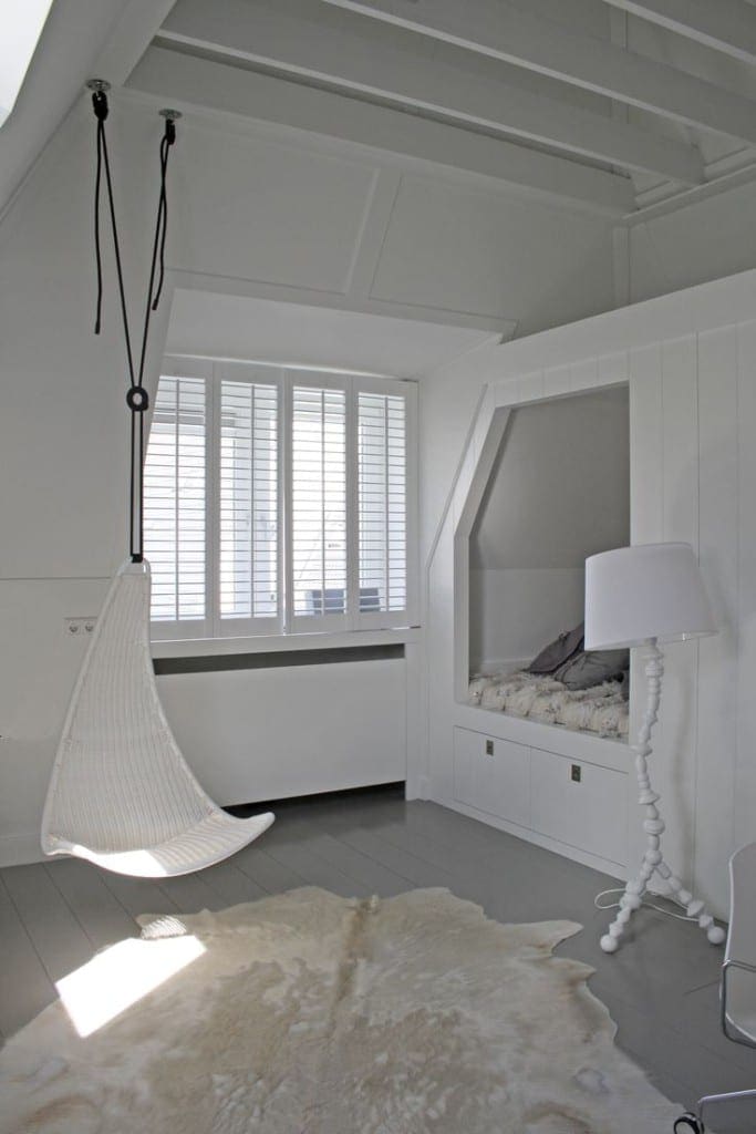 Tienerkamer inspiratie met IKEA hangstoel en bedstee
