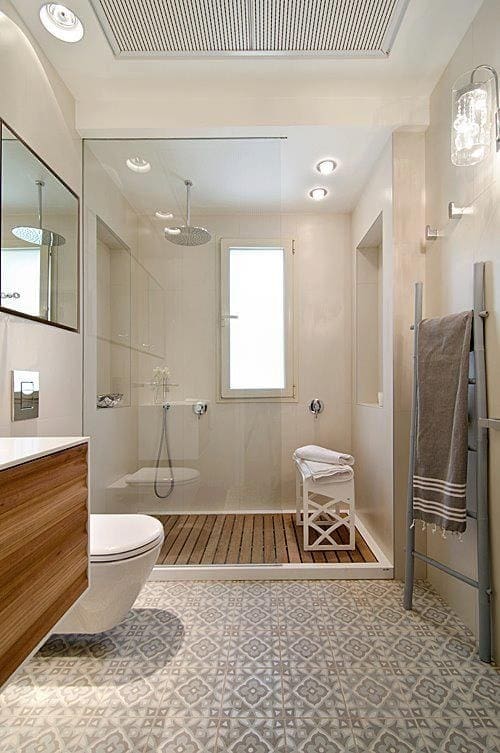 Moderne badkamer met hout en Portugese tegels.