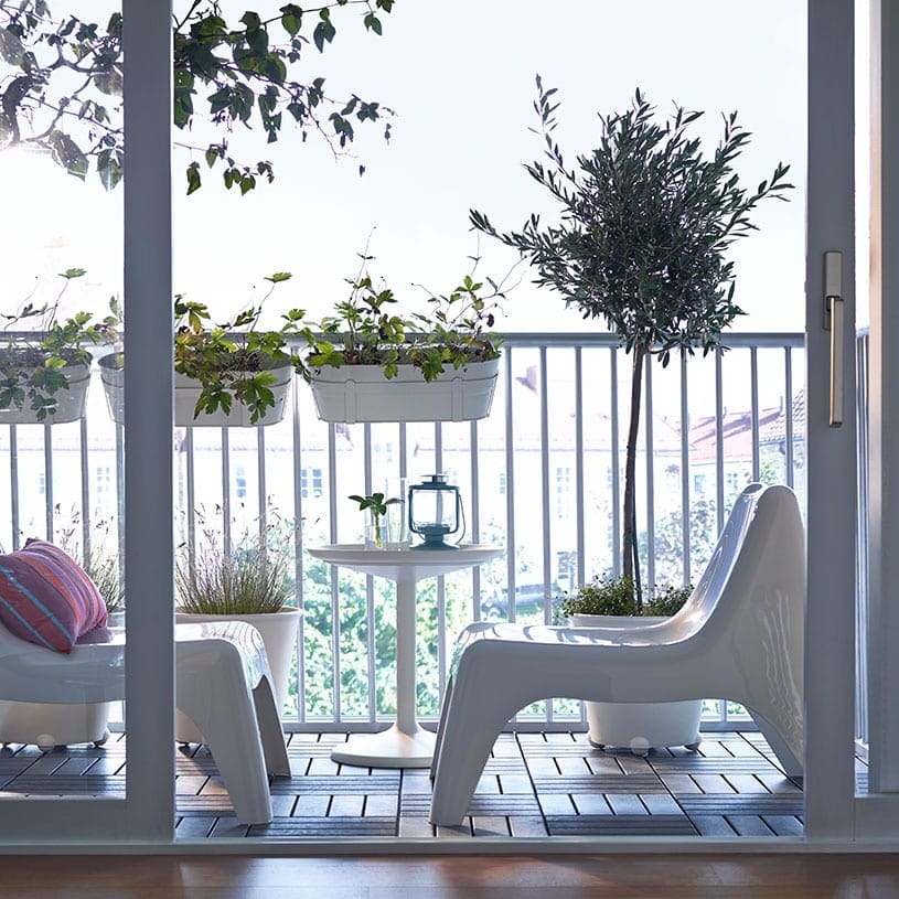 Balkon met ikea stoelen