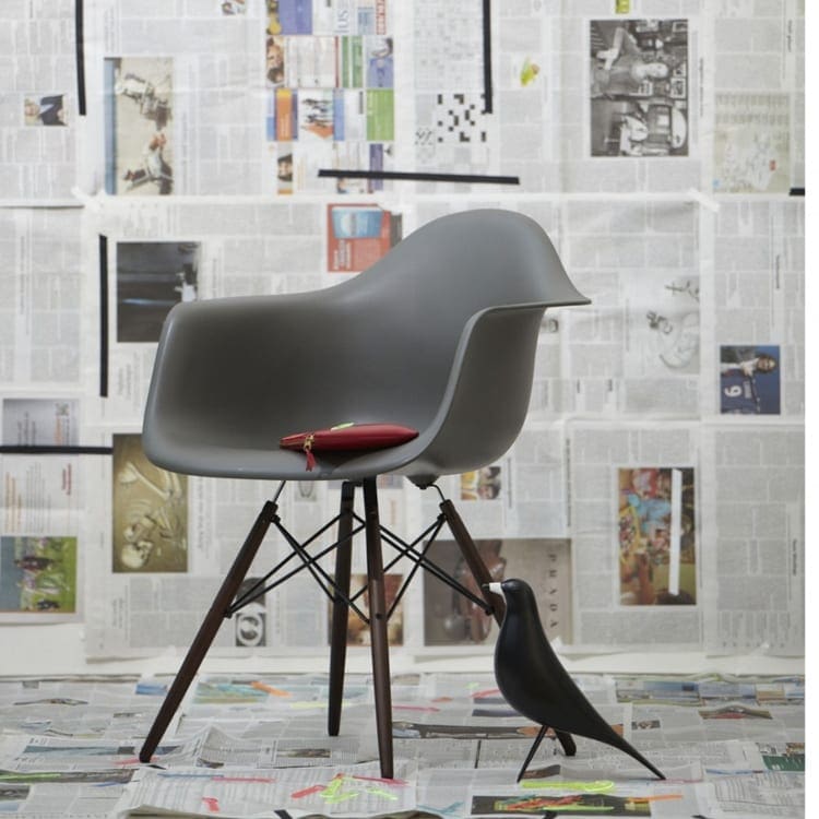 Vitra Eames Plastic Chair Armchair grijs met Eames Bird