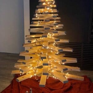 Houten kerstboom van dennenhout met lampjes