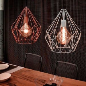 5 hanglampen boven de eettafel