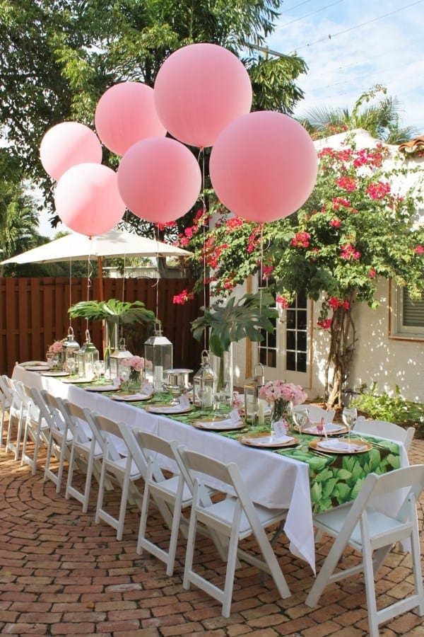 Roze-ballonnen-in-de-tuin