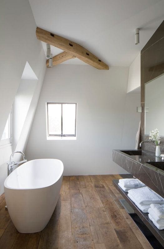 Vrijstaand bad badkamer met houten vloer