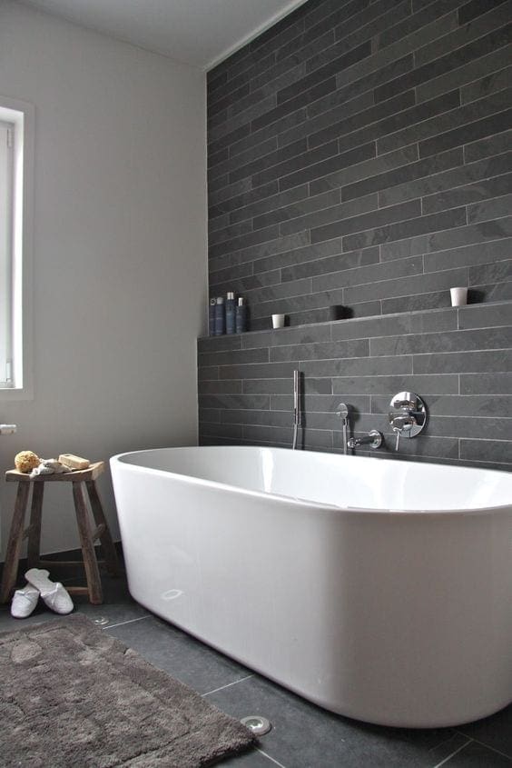 Vrijstaand wit bad in grijze badkamer