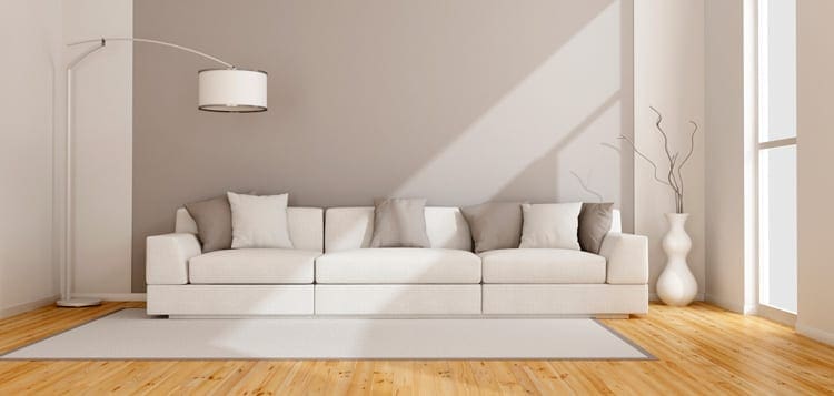 Minimalistisch interieur wit houten vloer