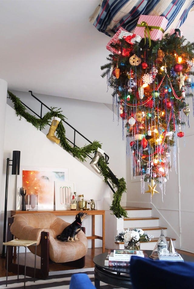 Hangende kerstboom aan het plafond