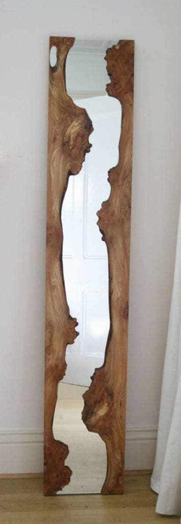 Spiegel in houten plank verwerkt
