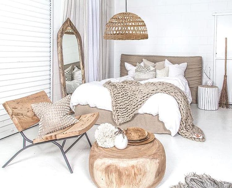 Beige slaapkamer met houten accessoires