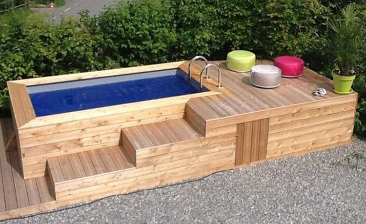 Index zwembad met houten omheining