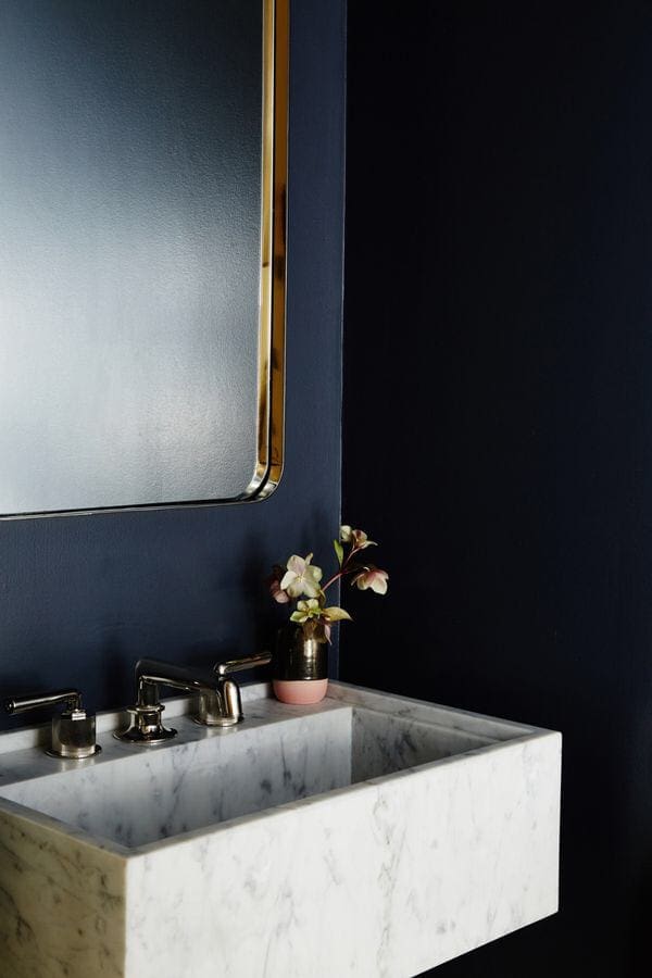 Badkamer met donkerblauwe muur