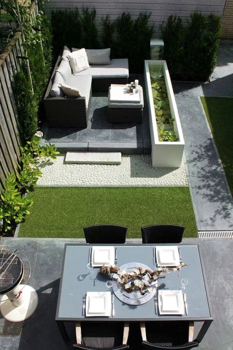 Moderne tuin met betonnen vijver