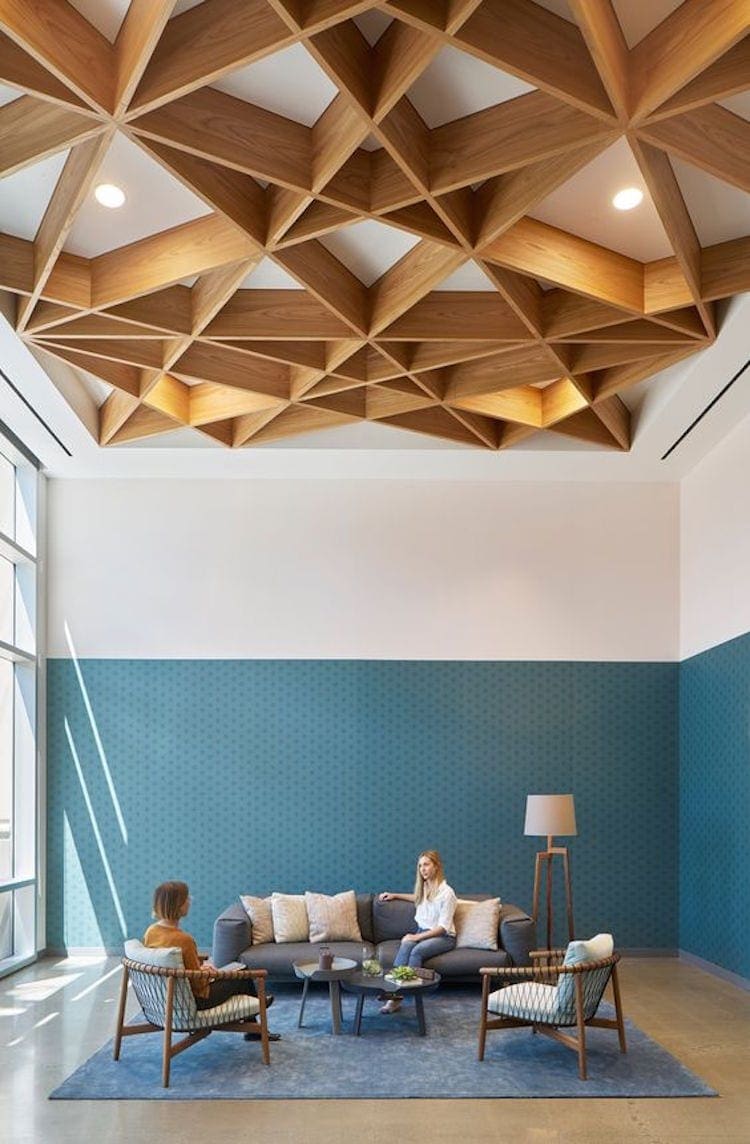 Plafond met bijzonder houtwerk