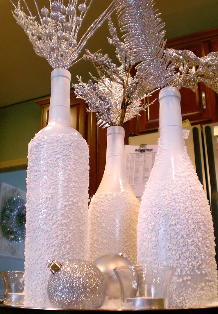 Witte kerstdecoratie van wijnflessen