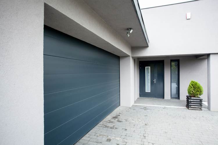 Donkerblauwe design garagedeur