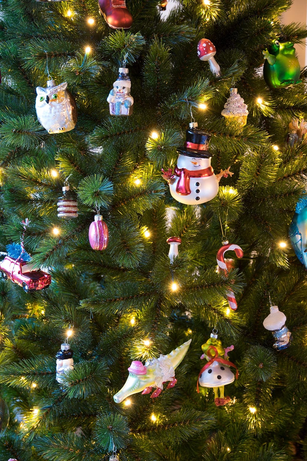 Kerstbal figuren bij Mark en Hiske in de kerstboom