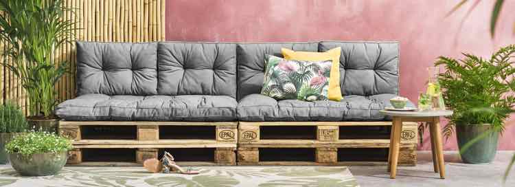 Loungebank met pallethout en loungekussens van Leen Bakker