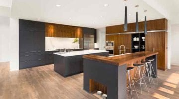 Donker grijze luxe keuken met hout