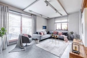 Grijze hoekbank in moderne woonkamer met roze
