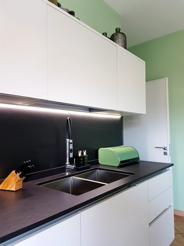 Keuken met led strip als werkbladverlichting