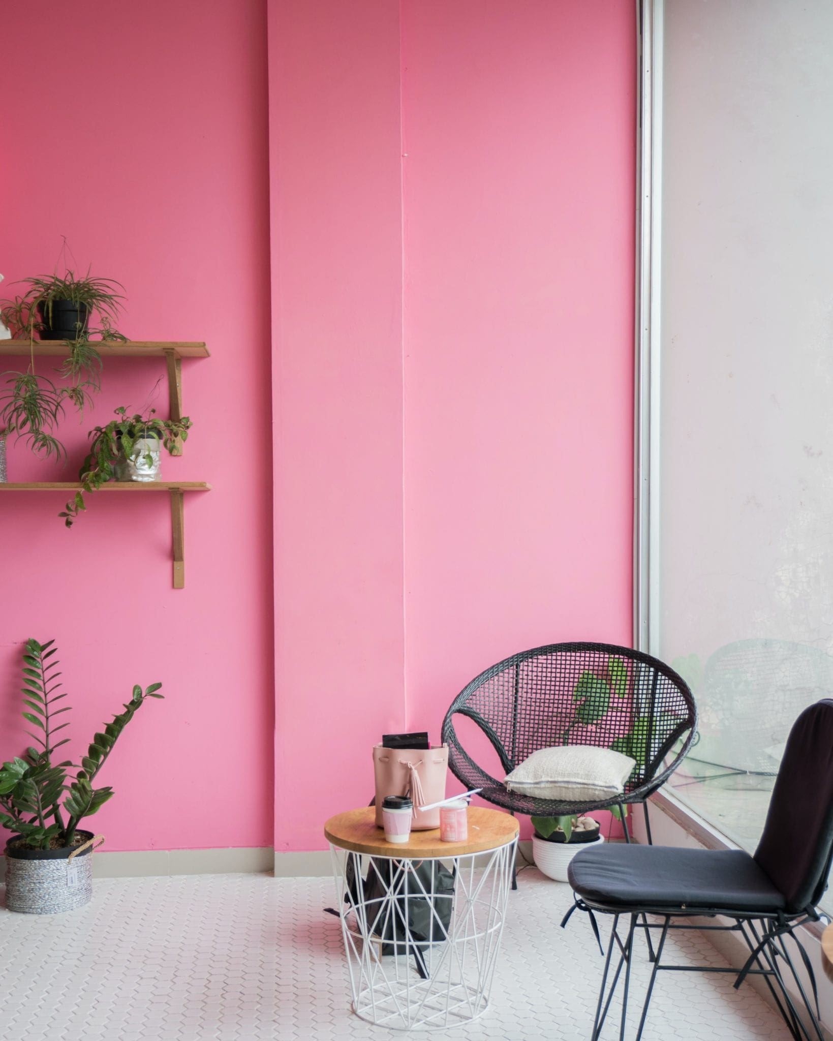 Roze muur in de woonkamer