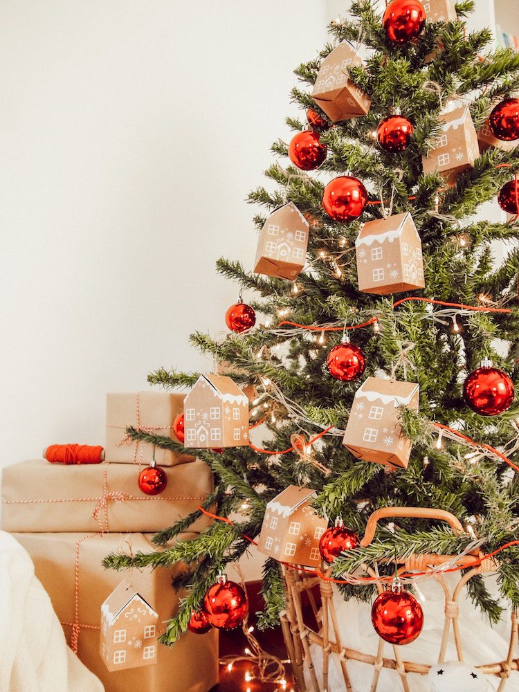Kerstboom met papieren versiering