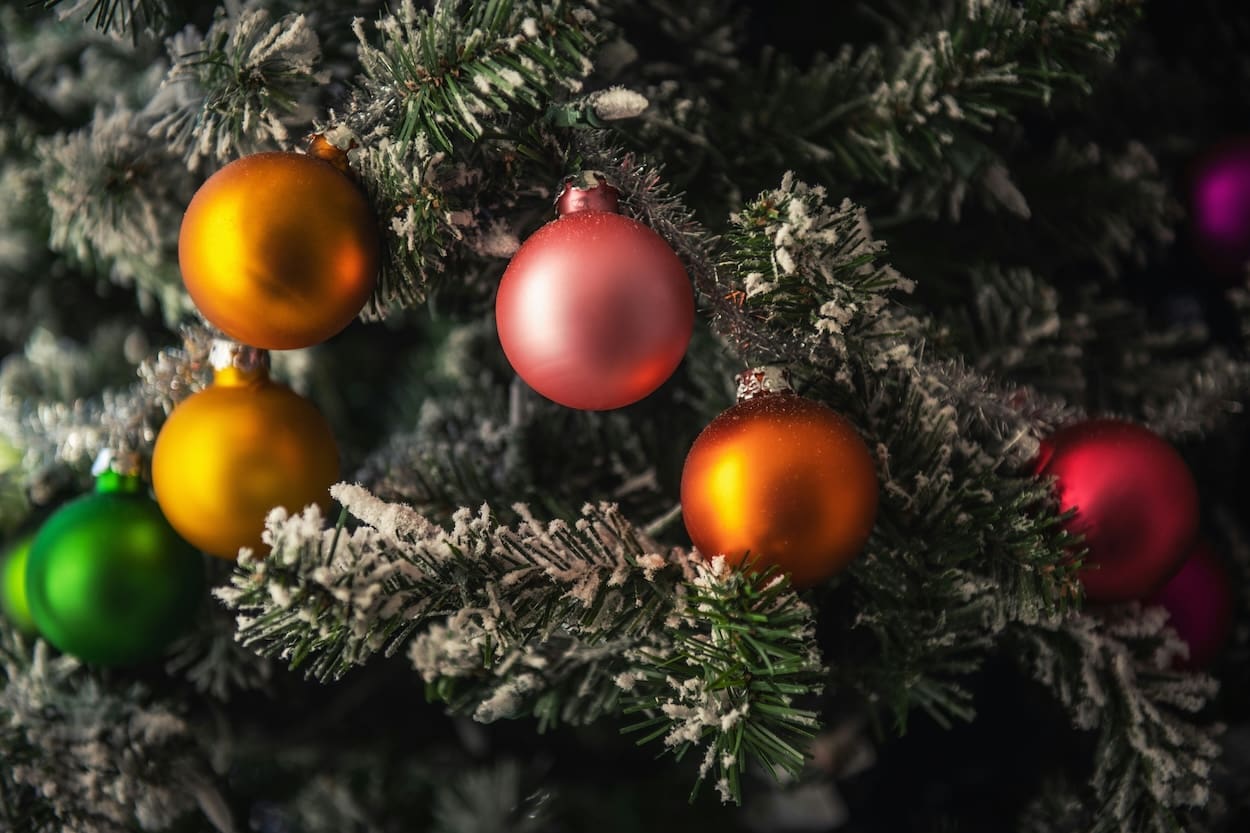 De magie van een eenvoudige kerstbal, waarom kleine cadeaus de grootste indruk maken